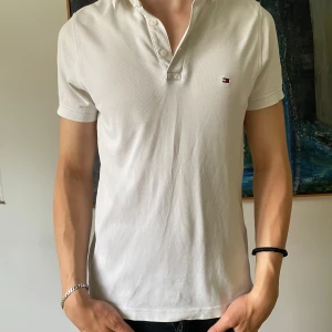 Tommy hilfiger pike - Tja säljer nu denna feta piké som är perfekt nu mot sommaren! Nypris runt 500kr. Mitt pris 299kr! Modellen är 182! Skriv vid frågor/funderingar!