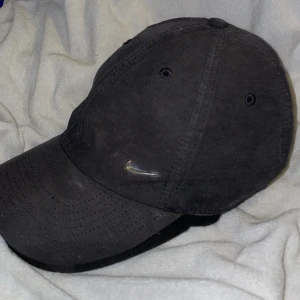  Använda keps -  En skön och snygg Nike keps som kanske behöver tvättas lite men för detta priset så tycker jag att det är ganska bra 