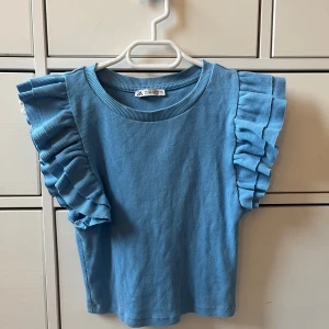Topp från ZARA - Köpt från Zara, är i bra sick och perfekt till sommarn. Är för liten för mig