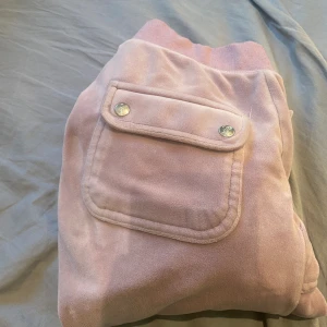 Juicy couture - Bra skick och väldigt billigt då nypris ligger runt 1200kr, de är sydda lite kortare men det går att spreta up de är i bra längd om man är runt 163cm ish, de har även två lossade knappar(bild 4) men annars prisvärt och leverar fort 💗💗