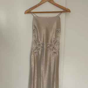 Klänning champange - Klänning i champang färg med spets