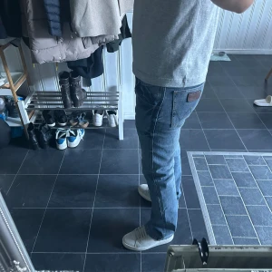 Wrangler Jeans - Wrangler jeans i modellen Slim boot, riktigt snygg passform, för tajta i midjan för mig, storlek 30x32 nyskick, pris 500 + 📦