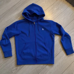 Ralph lauren kofta - Säljer en skit snygg Ralph kofta som är i topp skick, men använder aldrig ⭐️ storleken är S men skulle passa en M också.