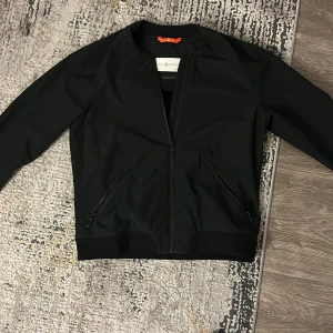 Sailracing jacka  - Sailracing jacka nu till salu skick 9/10 väldigt skönt matreial säljer den för att den inte passar mig längre. 