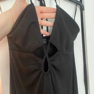 Svart lång party klänning  - Fin festklänning från gina Tricot 