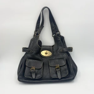 Vintage mulberry väska - Super snygg svart vintage mulberry väska!  (Lite sliten, se bilder) Mått: ca 30x25cm