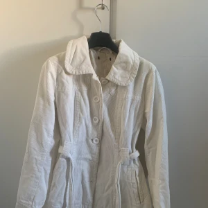 Vit jacka - Manchestertyg, figurformad med skärp. Perfekt höst/vårjacka
