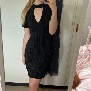 Svart klänning - Jättefin svart klänning som inte kommer till användning hos mig❤️ 