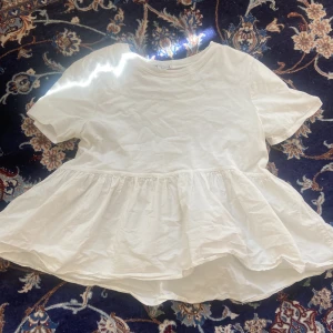 Superfina volangtopp ifrån zara i storlek S men passar mig som har ungefär XS - Gjord i Morocco 🇲🇦❤️