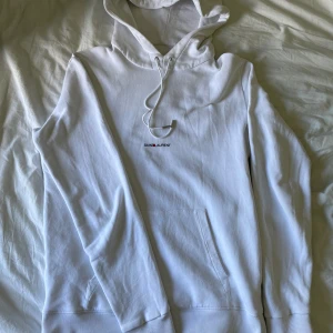 Saint Laurent hoodie - Säljer denna snygga Saint Laurent hoodien i storlek S tts! Bra skick utöver små defekter (bild 3) och så är lappen i nacken av men går att sätta dit! Kom pm vid funderingar! 