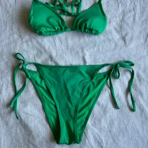 En jättefin grön bikini från hm, färgen ser man bäst på bild 2! Använd väldigt lite och i fint skick!