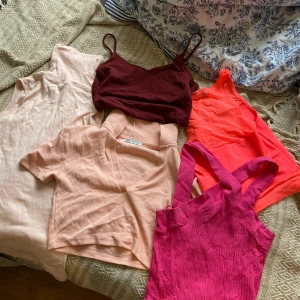 SOMMAR TOPPAR - säljs i en bunt, den vinröda toppen är inte magtröja. 