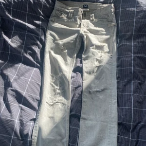 Dolce and Gabbana byxor - D&G byxor i bra skick. Är storlek M. Skriv till mig vid frågor! Säljer till högsta bud! Kan oxå göra en trade. 