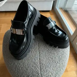 Chunky loafers från Stockholm design group.  Helt nya, har bara testat dem.  Nypris 1699kr Storlek 39 Kan postas, annars finns de att hämta i Sundbyberg. 