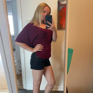 Snygg vinröd topp - Snygg vinröd topp, aldrig använd kommer inte ihåg vart jag köpte den ens. Väldigt fint skick. Strl. M  OBS hund i hemmet 