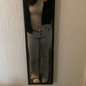 Blåa jeans med hål på knäna  - Super snygga jeans som tyvärr ej kommer till användning, pris kan diskuteras vis snabb affär 