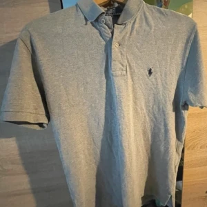 Ralph Lauren Piké  - Tja säljer nu min ralph lauren pikétröja som inte kommer till användning nå mer. Skicket är 9/10 för att den nästan är helt oanvänd. Pikén passar peerfekt nu till sommaren och dessa pikéer är eftertraktade så va snabb med att köpa. Kontakta vi frågor