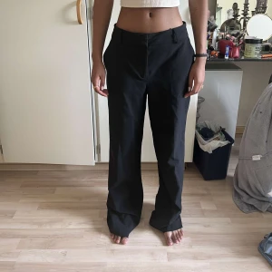 Svarta kostymbyxor  - Säljer dessa då de är för stora och långa på mig som brukar ha S och är 167cm!