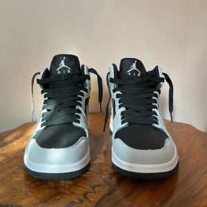 Jordan 1 mid gray  - Gråa jordan 1s köpta i agusti 2023 o använda bara 1 gång (har ej kvittot eller lådan)