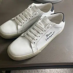 Säljer ett par helt oanvända YSL skor, vit färg perfekta inför sommaren, Storlek 41