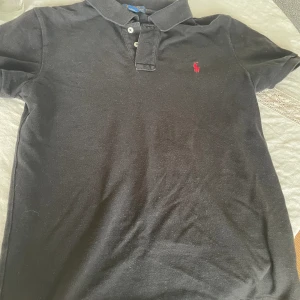 Ralph louren piké - Piké från Ralph louren i storlek L i barnstorlekar men ska passa en 14-16 åring så den är i ungefär S. Använd fåtal gånger och är i bra skick.