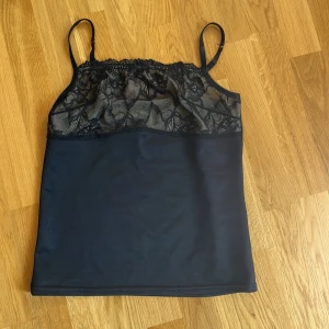 Topp med spetsdetaljer - Så din topp från ”nice size”💕Den har ett ”undertyg” så man behöver inte ha bh under om man inte vill🤩