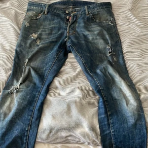 Dsq2 jinz - Storlek 48 i dsq2 byxor. Passar mig som e 174,5 bra och dem är i riktigt bra skick. Nypris är ca 5 lax så mitt pris blir 950 men går att sänka