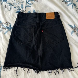 Levis jeanskjol - Säljer min Levis jeanskjol som inte längre kommer till användning. Använd någon enstaka gång och har inga defekter. Perfekt till sommarn och enkel att styla💗☀️storlek 25. vid fler bilder eller eventuella frågor kan man skriva privat💗