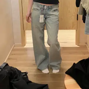 Fina straight/flared Urban outfitters jeans (model kayla lowrider) i storlek 24/32, säljer då de inte passar längre. nypris 800kr skriv för bilder, mått osv