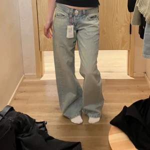 low waist urban outfitters jeans - Fina straight/flared Urban outfitters jeans (model kayla lowrider) i storlek 24/32, säljer då de inte passar längre. nypris 800kr skriv för fler bilder. midja:38, innerben:77