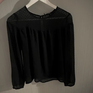 blus vero moda - Fin blus från vero moda i storlek S. Aldrig använt. skriv för mer information⭐️