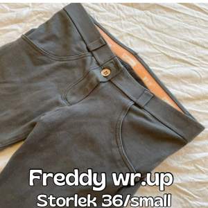 Grå Freddy wr.up byxor i storlek 36/small. Fint skick. 💕  Finns en hel del kläder till salu. Toppar, tröjor, byxor, shorts, badkläder, klänningar, bh:ar, väskor och accessoarer. Det mesta är i helt nytt skick. Kika i min profil. 😊