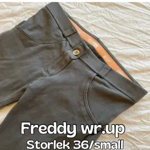Grå Freddy wr.up byxor i storlek 36/small. Fint skick. 💕  Finns en hel del kläder till salu. Toppar, tröjor, byxor, shorts, badkläder, klänningar, bh:ar, väskor och accessoarer. Det mesta är i helt nytt skick. Kika i min profil. 😊
