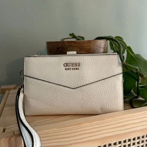 Clutch - En clutch bag från Guess, aldrig använd 