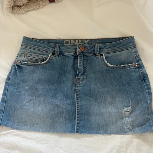 Lågmidjad Only jeans kjol blå  - Köpt second hand helt ny. Kjolen är i storlek 27 vilket är typ xs ❤️ kjolen är klippt men inte alls för kort. En ganska perfekt längd för en s/xs ❤️