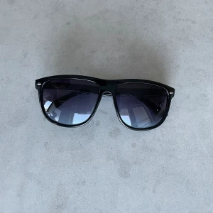 Rayban liknande solglasögon - Säljer ett par solglasögon som är nästan identiska med Rayban boyfriend i nyskick!