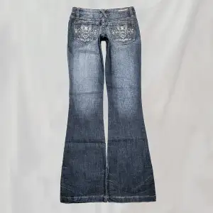 Midja:ca69 innerben:ca81 Jeans med detaljerade bakfickor i bootcutmodell. Storlek 