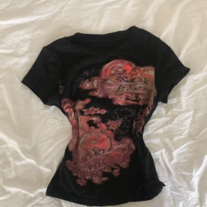 Y2k svart topp 🤍 - Använd en gång eftersom den ej passade, så jättebra skick.  Köpt från temu för runt 100 kr💕 Materialet är stretchigt🤍 Det finns tyvärr ingen prislapp men skulle säga att den passa xs-s