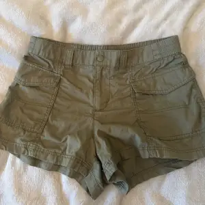 säljer dessa gröna cargo shorts köpta från hm för cirka 2 år sedan då de inte kommer till någon använding.💕