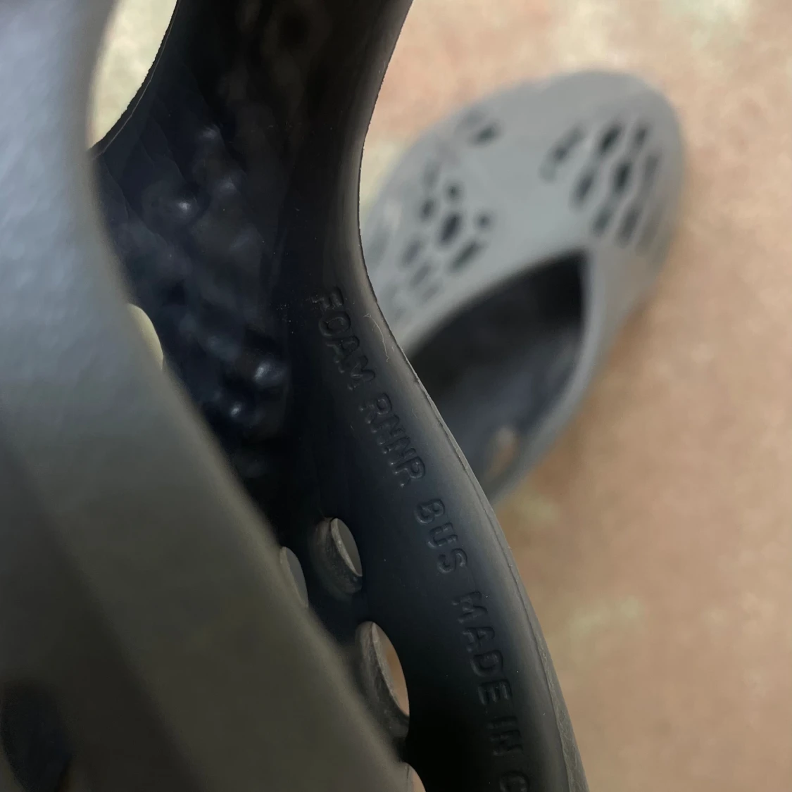 Yeezy Svarta Foam Runners - 91