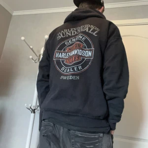 Unik Harley Davidsson hoodie  - Säljer denna unika och snygga hoodien från Harley Davidsson. Skick 6.5/10. 
