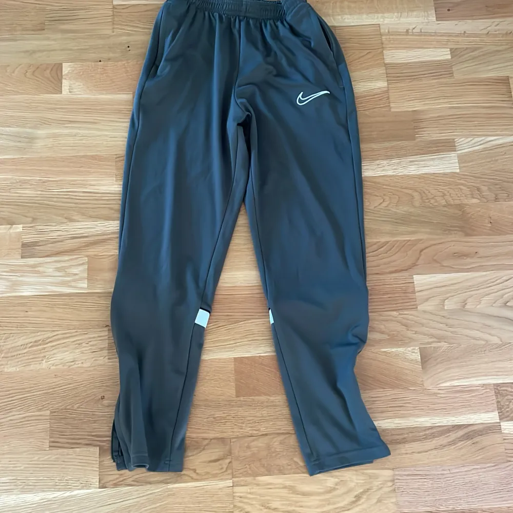 Grön svart Nike dri-fit tracksiut i storlek 160. Tröjor & Koftor.