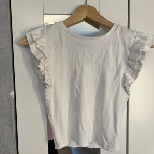 Zara volang topp - Asss snygg topp till sommaren!!💞 toppen är liten i storleken och skulle säga passar storlek S. Toppen är även oanvänd!!!!! 