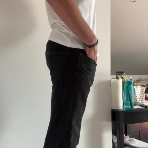 Levis jeans  - Hej nu säljer vi dessa Levis jeans i färgen svart. Dessa Jeans har en bra passform och passar till alla tillfällen  Vid fler frågor bör ni ej tveka på att höra av er.