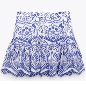 Jätte snygg zara kjol  - Jag undrar om någon har en likadan fast i storlek s, då medium var lite stor på mig💗 eller om det är någon som vill köpa så kom gärna med prisförslag💕