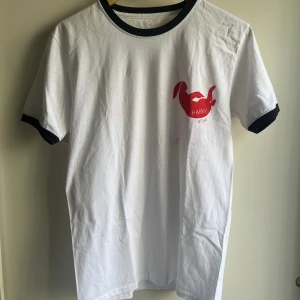 Harry Styles LOT  - Aldrig använd Harry Styles tröja. Köpt på konserten i 2022. Skriv omgående flera frågor och prisförslag 💗