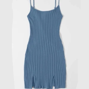 Blå kort klänning 💘 - Man kan justera banden, aldrig använd!