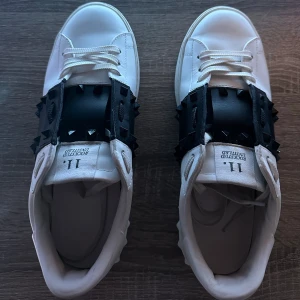 Valentino rockstud Untitled  - Saknas  4 taggar därav priset. Förutom taggarna är skorna fläckfria från repor och creasing. Osäker på om skorna är äkta då jag köpte dem här på Plick. Box, tags samt dustbag följer med vid köp. Bara att skriva om du har några frågor!    Mvh Elias