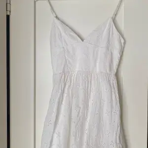 Så fin vit, broderad volang klänning från zara. Perfekt till skolavslutning och sommar. Använd ca 3 gånger. I storlek S