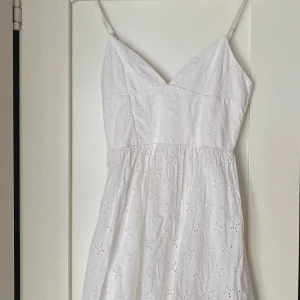 Vit klänning zara - Så fin vit, broderad volang klänning från zara. Perfekt till skolavslutning och sommar. Använd ca 3 gånger. I storlek S